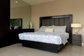 New Glamorous Apt King Bed w/Pool + Free Parking - Image 2