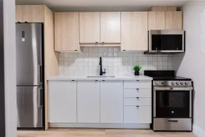 Large Trendy Apartment 1 BR Prime Location! - Image 3