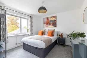 Modern 4 Bed 3 Bath Home Close to the Town Centre - Image 2