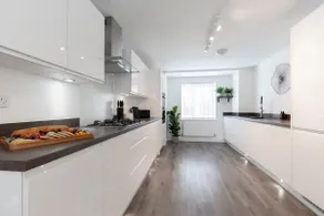 Modern 4 Bed 3 Bath Home Close to the Town Centre - Image 5