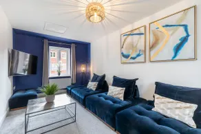 Modern 4 Bed 3 Bath Home Close to the Town Centre - Image 4