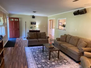 Charming Home in a Neighborhood - Image 2