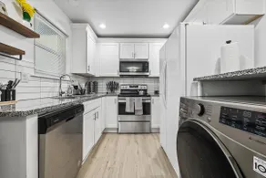 Modern Comforts with 4BD-3BR Sleeps 8 - Image 4