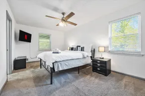 Modern Comforts with 4BD-3BR Sleeps 8 - Image 3