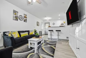 Modern Comforts with 4BD-3BR Sleeps 8 - Image 5