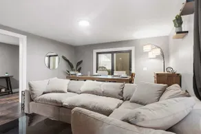Upscale 2 Story Apartment w/ 8 beds| Free Parking - Image 2