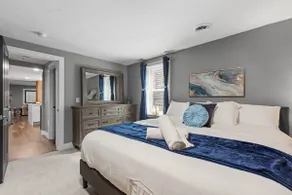 Upscale 2 Story Apartment w/ 8 beds| Free Parking - Image 4