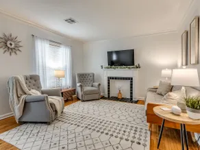 Lovely midtown bungalow - Image 2