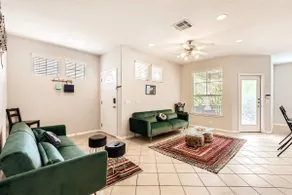 Newly Designed 3 BDRM I Mins to Domain/FC Stadium - Image 2