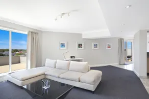Penthouse Deluxe - Image 3