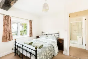 Cosy 2Bed, Central Warwick & Parking - Image 3