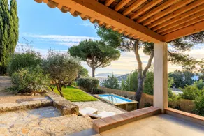 Private and luxury retreat with sea view and pool - Image 4