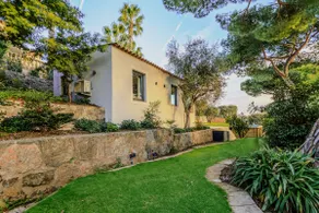Private and luxury retreat with sea view and pool - Image 2