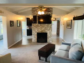 Cozy Lake Front Cottage - Image 3