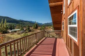 Log cabin with panoramic views and hot tub - Image 4
