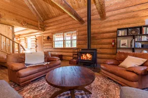 Log cabin with panoramic views and hot tub - Image 2
