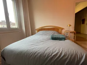 Fully renovated apartment near train station - Image 4