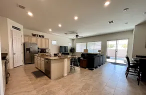 Spacious family home with pool - Image 3