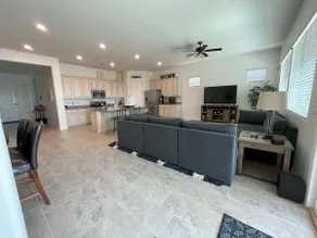 Spacious family home with pool - Image 2