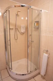 Private renovated apartment - Image 5