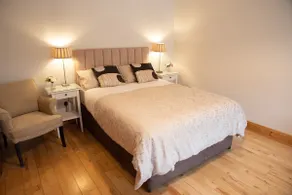 Private renovated apartment - Image 4