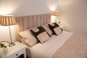 Private renovated apartment - Image 2
