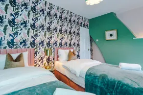 Newly Renovated 5 Bedroom home-Manchester - Image 4
