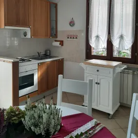 Elegant two-room apartment with private parking and garden - Image 5