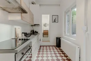 Spacious and stylish apartment with courtyard. - Image 4