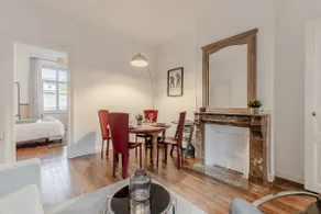 Spacious and stylish apartment with courtyard. - Image 2