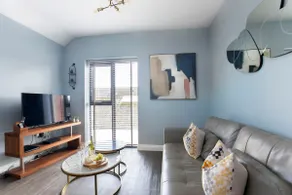 Elliot Oliver - Luxurious Two Bedroom Apartment in The Docks - Image 3