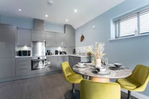 Elliot Oliver - Luxurious Two Bedroom Apartment in The Docks - Image 4