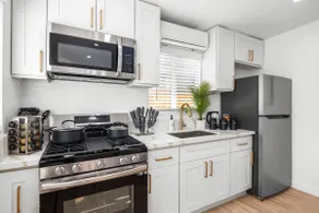 Elegant King Bed retreat near Disneyland - Image 3