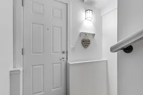 Stylish 1 BDR lower King Bed| Kitchen Bath Laundry - Image 2
