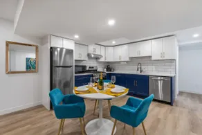 Stylish 1 BDR lower King Bed| Kitchen Bath Laundry - Image 3
