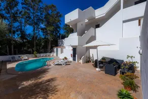 White suites 2 - Image 2