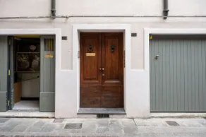 GuestHost - Historical centre Olive-coloured flat - Image 4