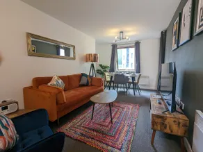 Stunning Modern Coventry City Centre Apartment - Image 2