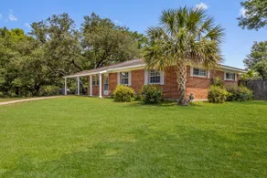 GULF VIEW PLACE - 3 1/2 MINUTE WALK TO EAST BEACH! 1.7 MILES TO CENTER OF TOWN! - Image 4