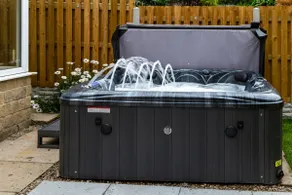 Spacious Cottage with Private Hot Tub - Image 4