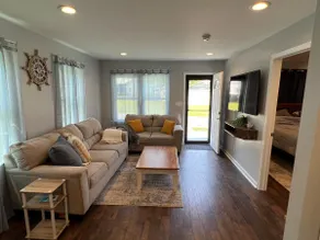 Adorable house near lake - Image 3