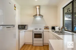 Cosy, coastal home 150m from beach - sleeps to 9 - Image 4