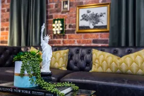 Luxe New York Style Bsmt Suite, Near DT & WEM, King Bed, WiFi - Image 5