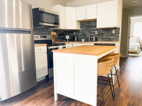 *Contemporary 1 BR by Xavier & Downtown w/ parking - Image 5