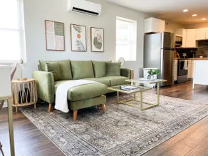 *Contemporary 1 BR by Xavier & Downtown w/ parking - Image 2
