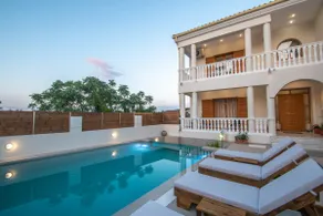Estella Luxury Villa in Amoudi -200m from the beach - Image 5