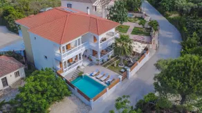 Estella Luxury Villa in Amoudi -200m from the beach - Image 4