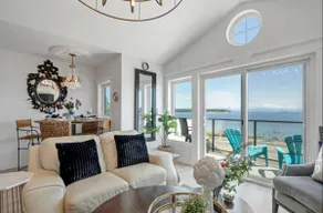 The PoiNT CoLLeCTiVe BeaCH HouZZ - Image 2