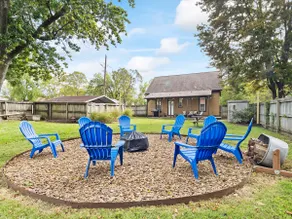 Downtown Rogers | 4 Bedroom Charming House - Image 5