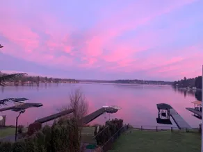 Lake Stevens Lakefront Retreat - Image 2